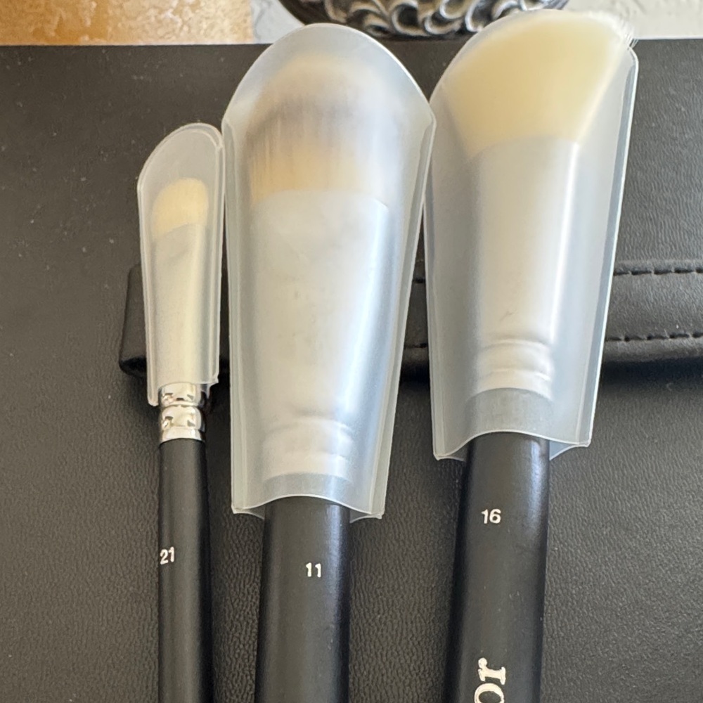 Dior White Leather Cosmetic Brush Case and 3 brushes - Picture 2 of 3